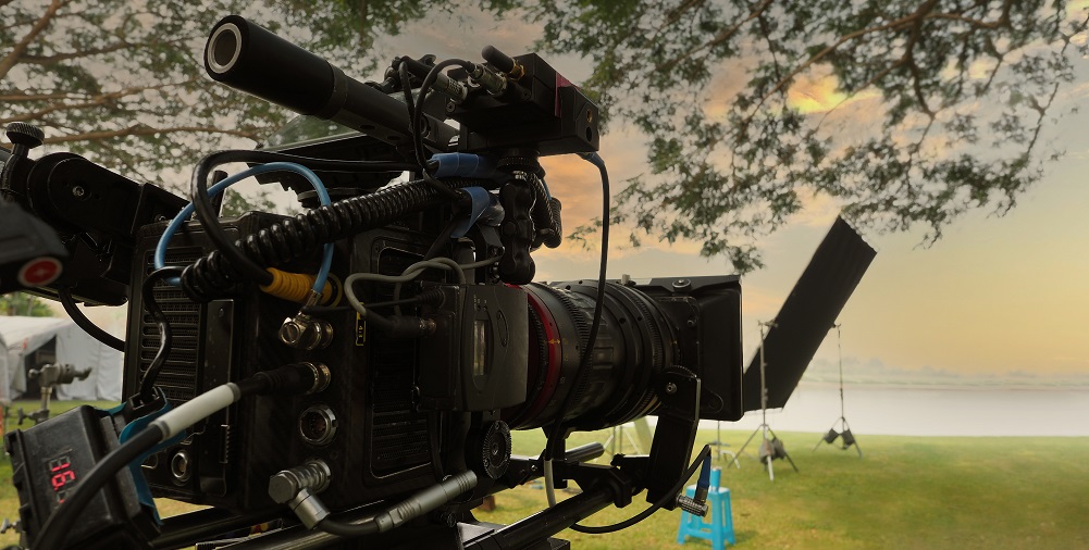 Warto wynająć studio filmowe czy nagrywać film w plenerze?