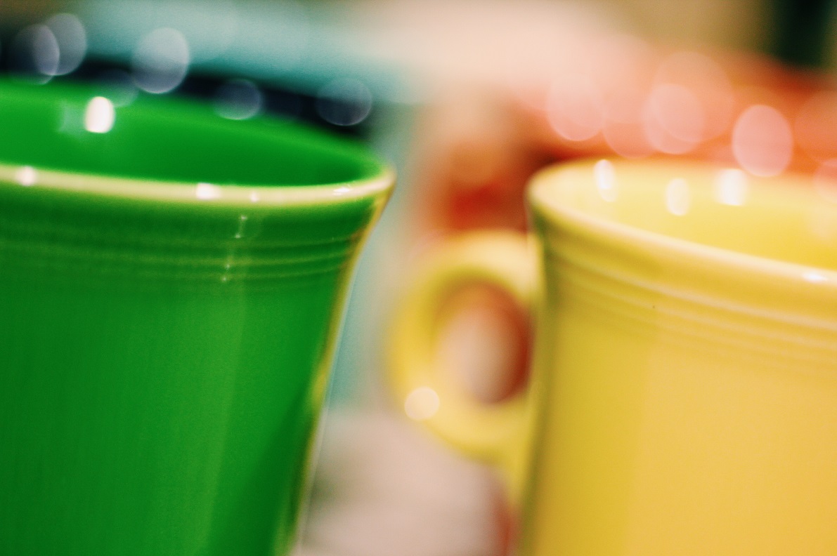 Zbliżenie na kolorowe kubki - zielony i żółty