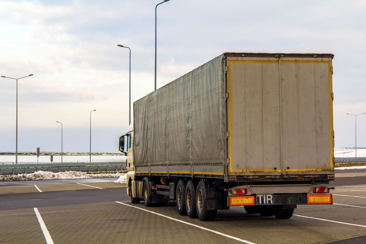 Kiedy przewoźnik może obciążyć kosztami nadawcę?