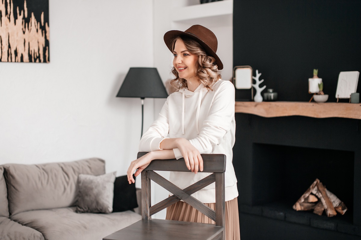 Bluzy z kapturem w eleganckich stylizacjach - zobacz jak