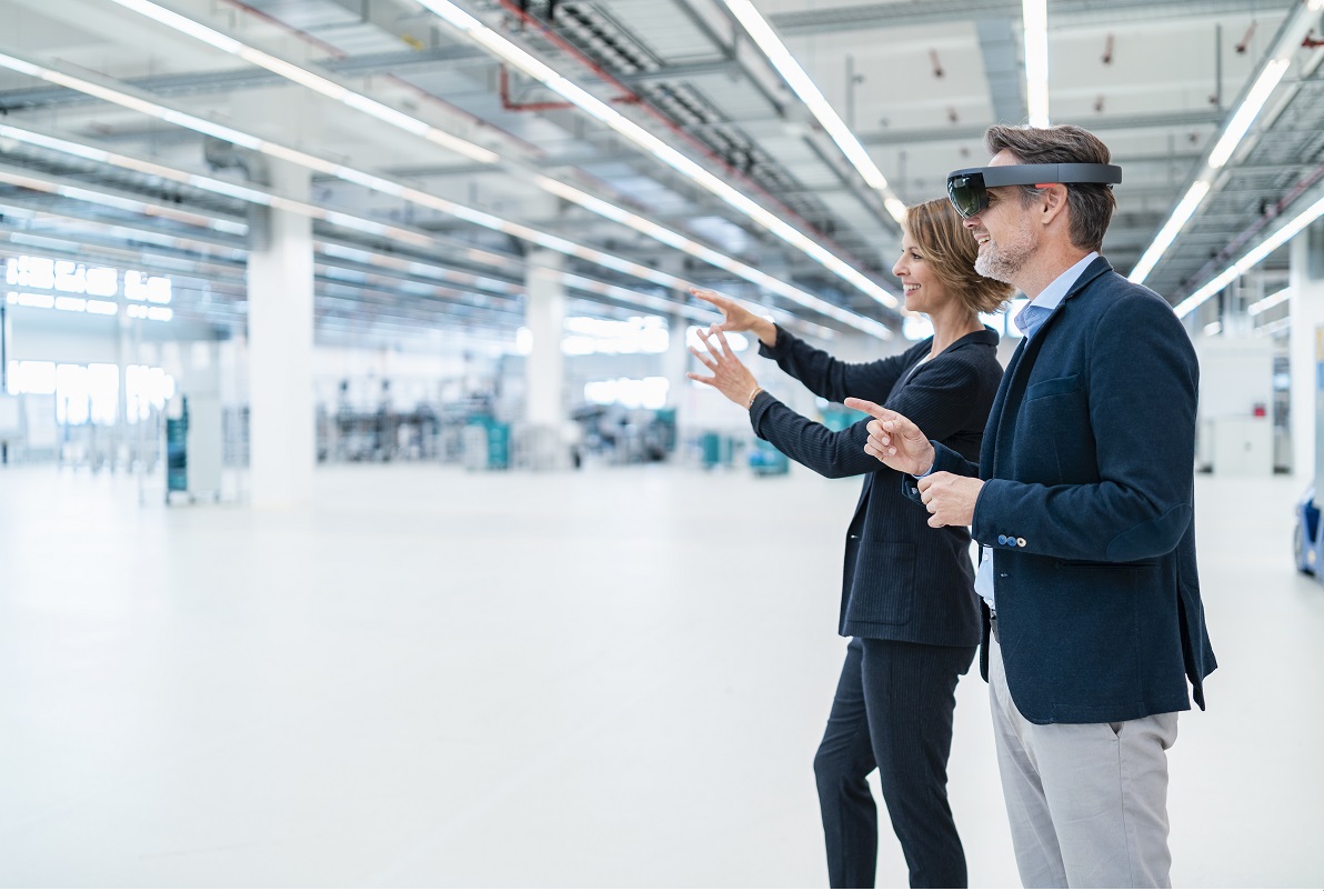 Przedstawiciele firmy dokonujący oględzin hali przemysłowej