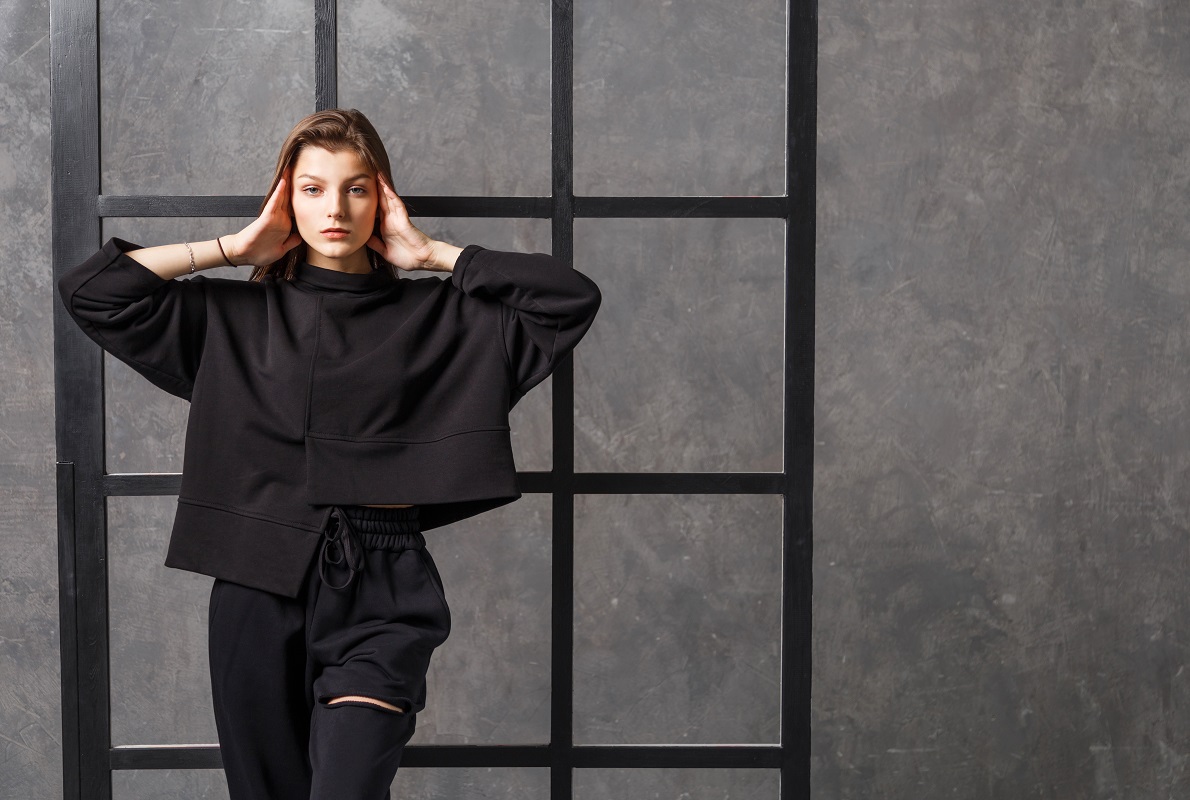 Kobieta w damskim komplecie