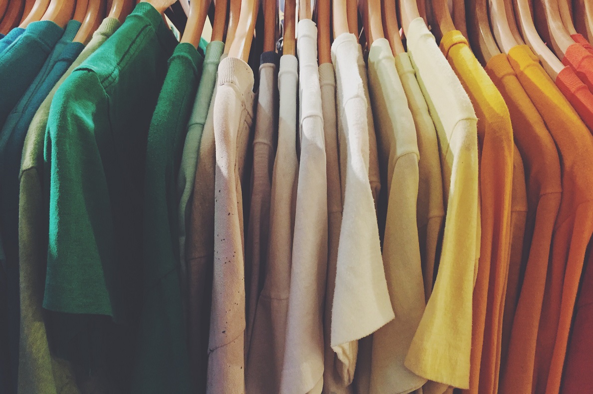 Kolorowe t-shirty na wieszakach