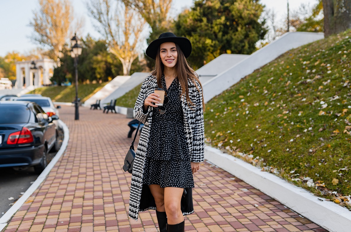 Atrakcyjna kobieta w jesiennej stylizacji z sukienką