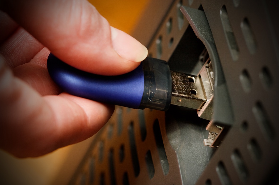 Granatowy, klasyczny pendrive