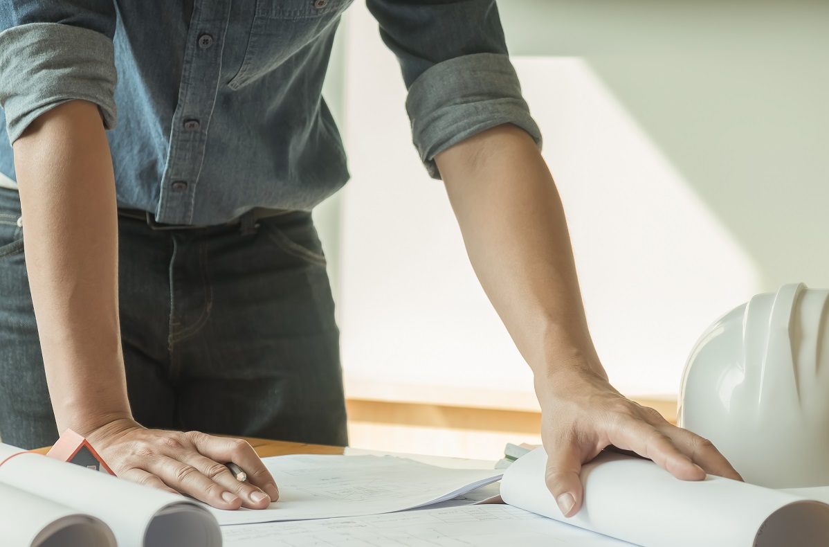 Kompleksowa budowa hal, czyli o korzyściach z zatrudnienia generalnego wykonawcy