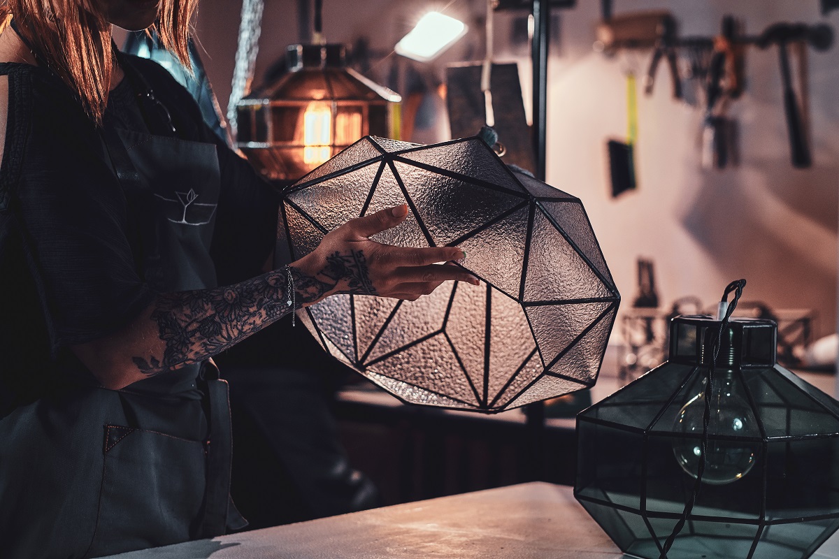 Lampy designerskie w minimalistycznych wnętrzach - hit czy kit?