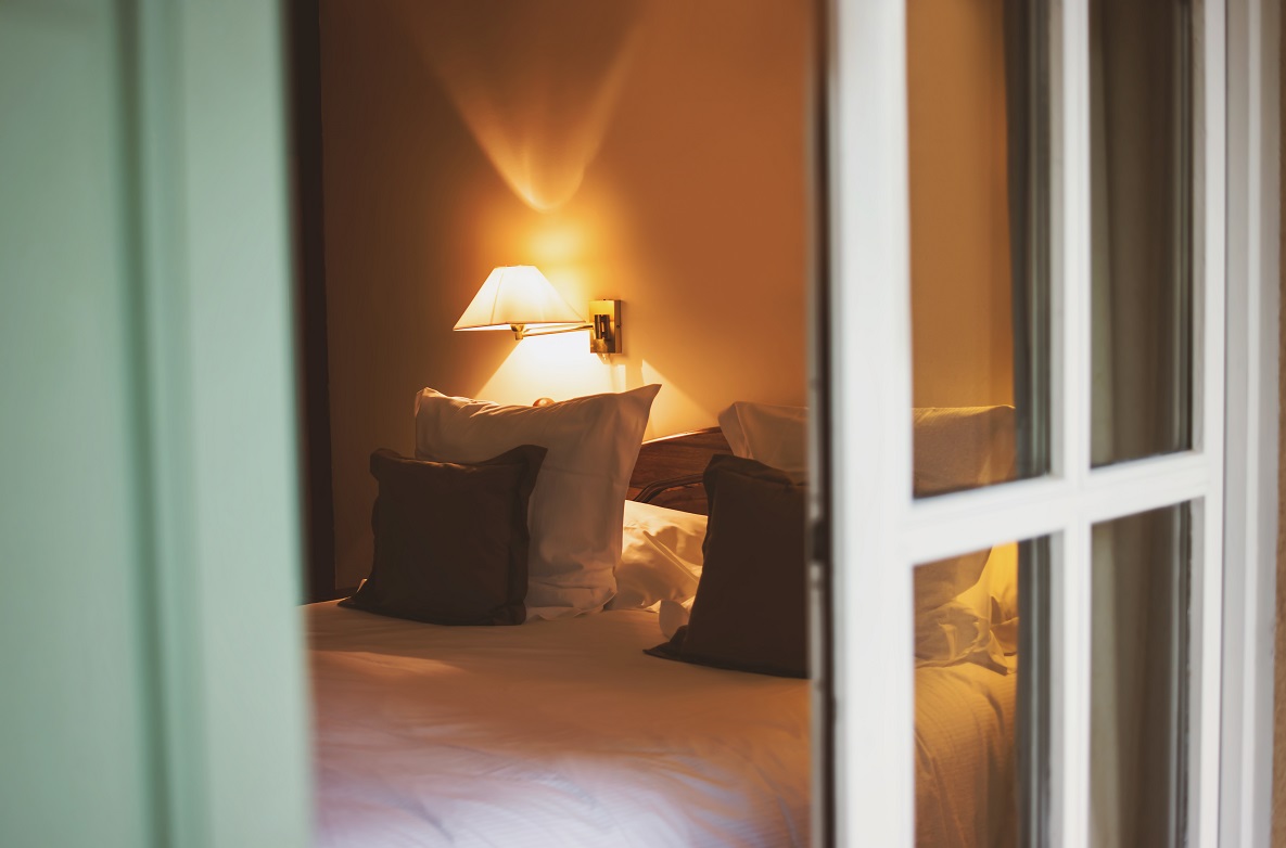 Kinkiet włoski nad łóżkiem w sypialni 