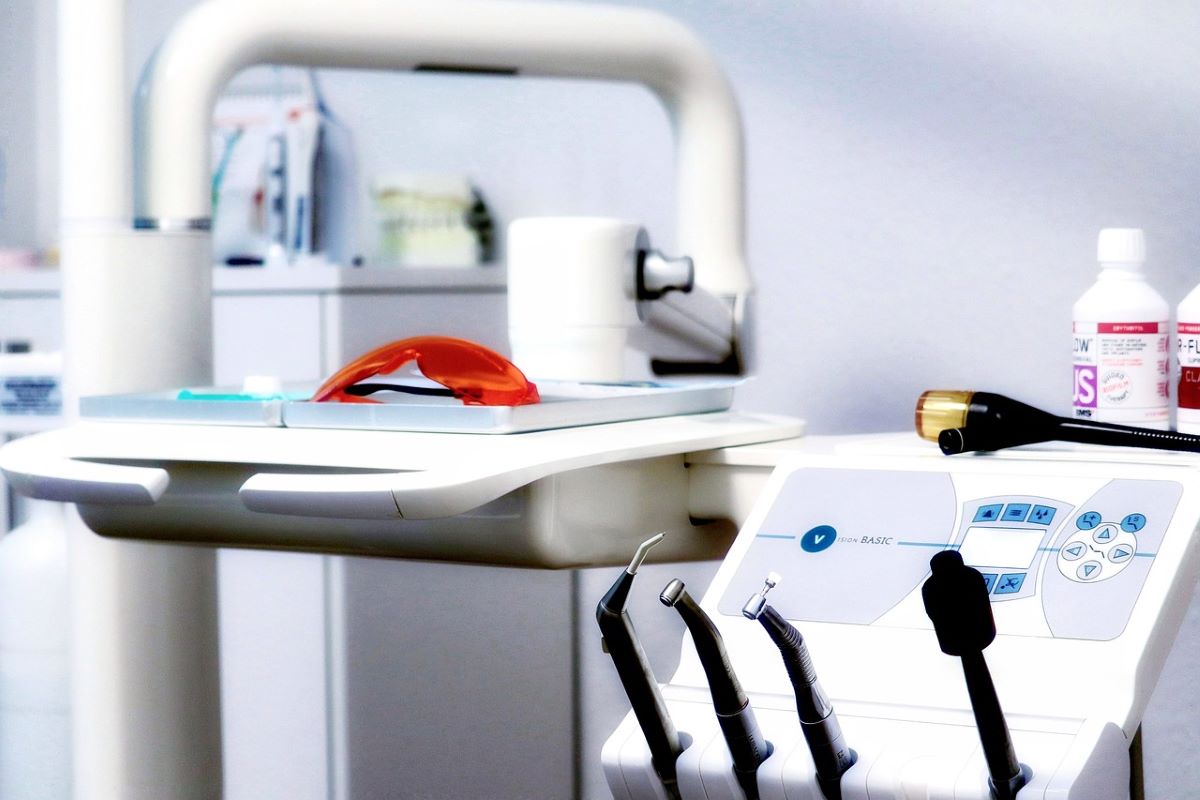Leczenie kanałowe czy implant zęba?