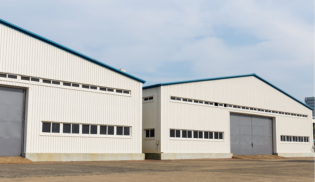 Dwie hale magazynowe, metalowe obok siebie 