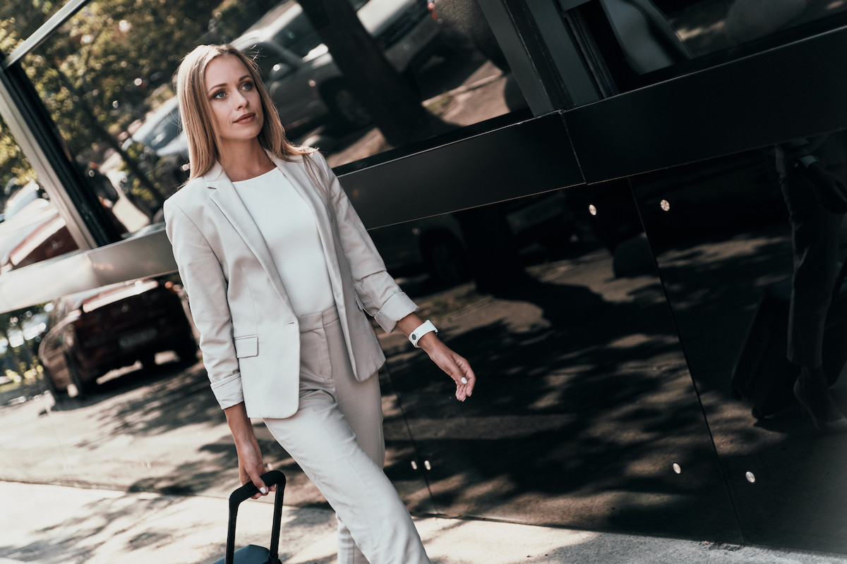 Garnitury damskie, czy ten trend wyprze ponadczasowe sukienki?