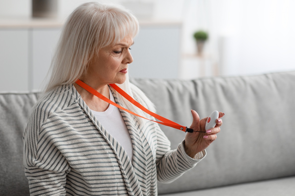 Starsza kobieta z pomarańczową smyczą na szyi