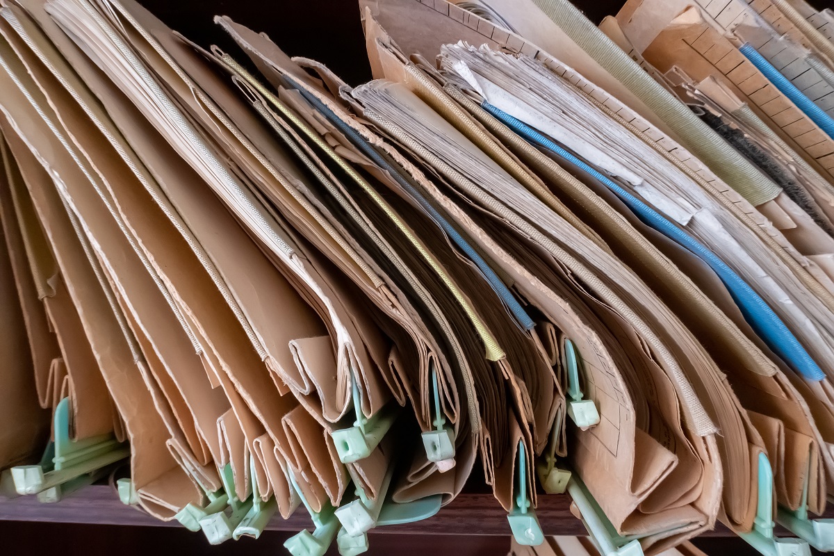 Teczki firmowe z nadrukiem: wiązane czy nie?