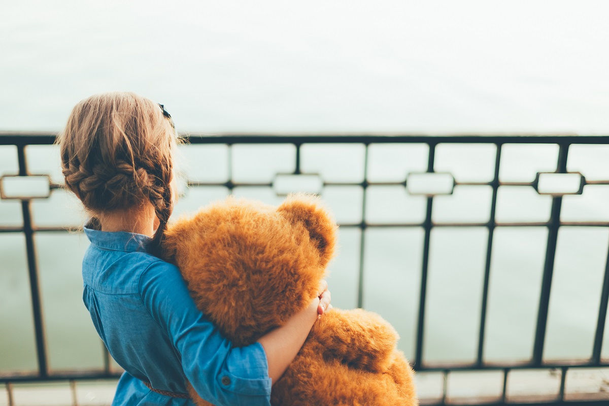 Dziewczynka z pluszowym misiem