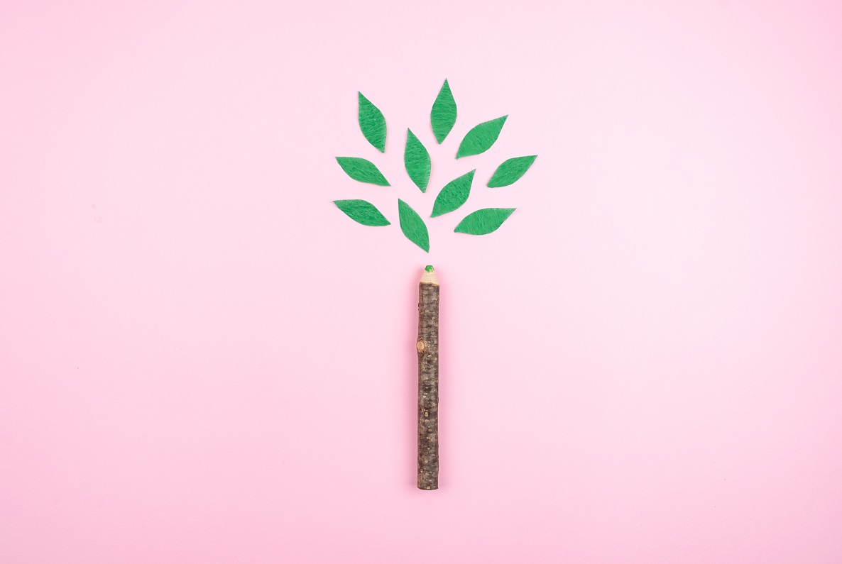 Ekologiczna kredka z papierowymi liśćmi, naśladująca drzewo